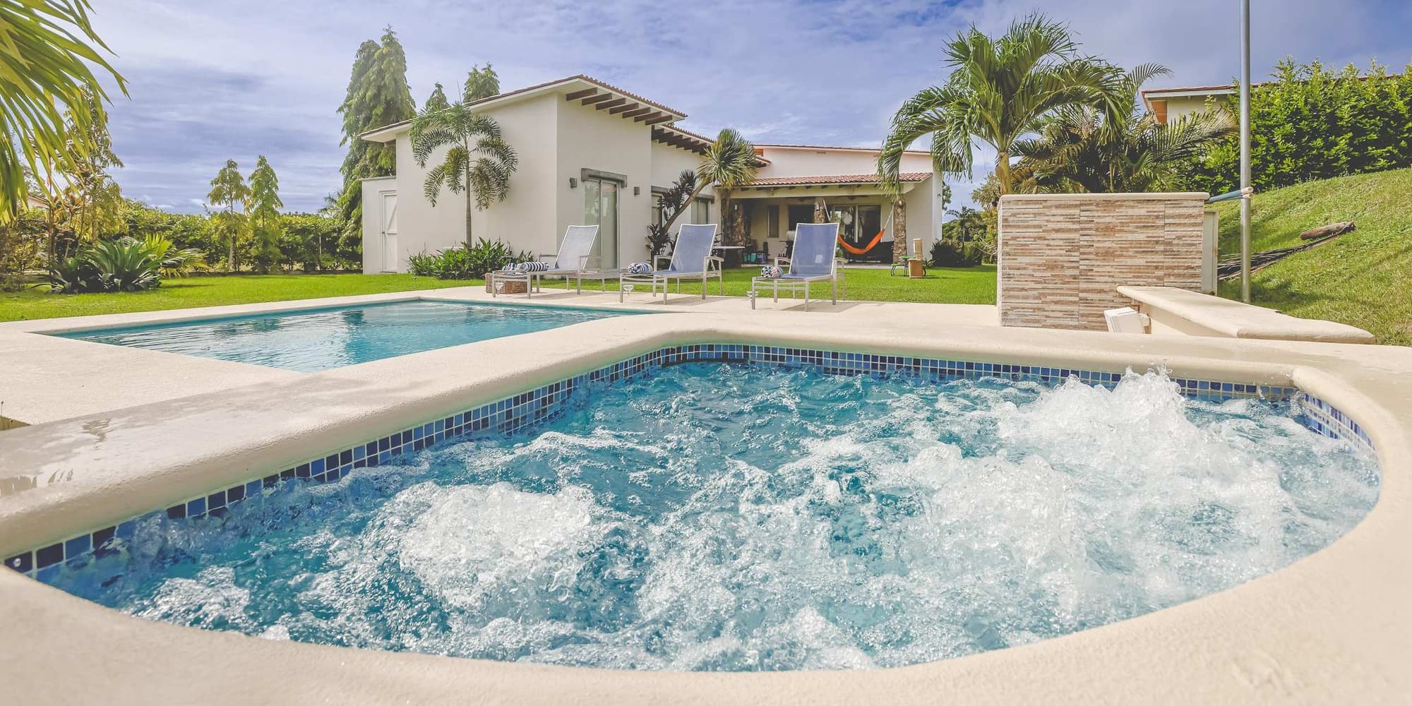 DIA 1 : LLEGADA Y ALOJAMIENTO (PUNTA BARCO SAN CARLOS)