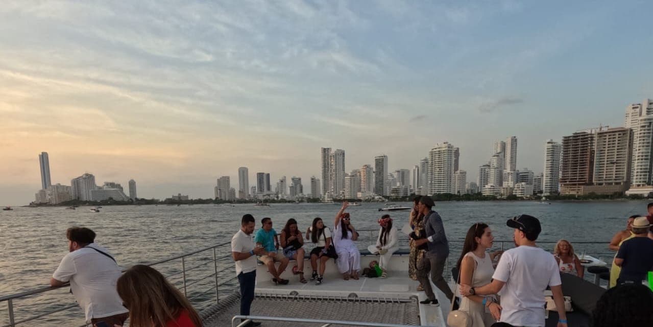 Día 3. Cartagena – Atardecer por la bahía en Catamarán Flamante