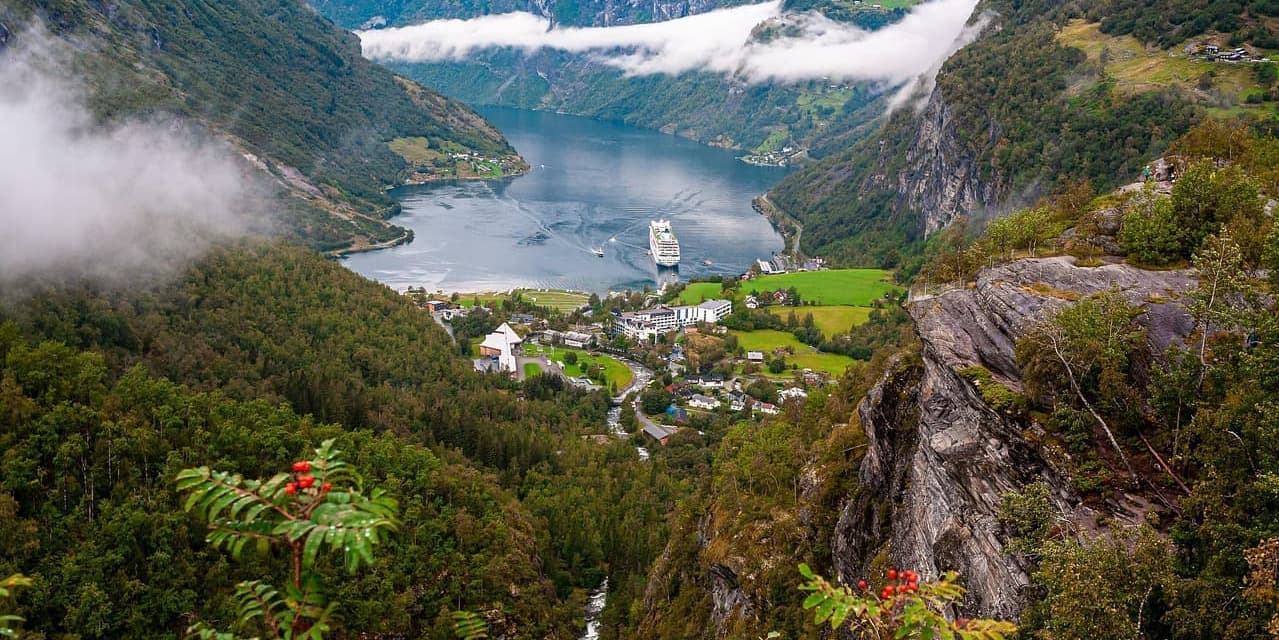 GIORNO 3: CROCIERA FIORDO GEIRANGER–GHIACCIAIO BRIKSDAL -ZONA NORDFJORDEID / STRYN / OLDEN