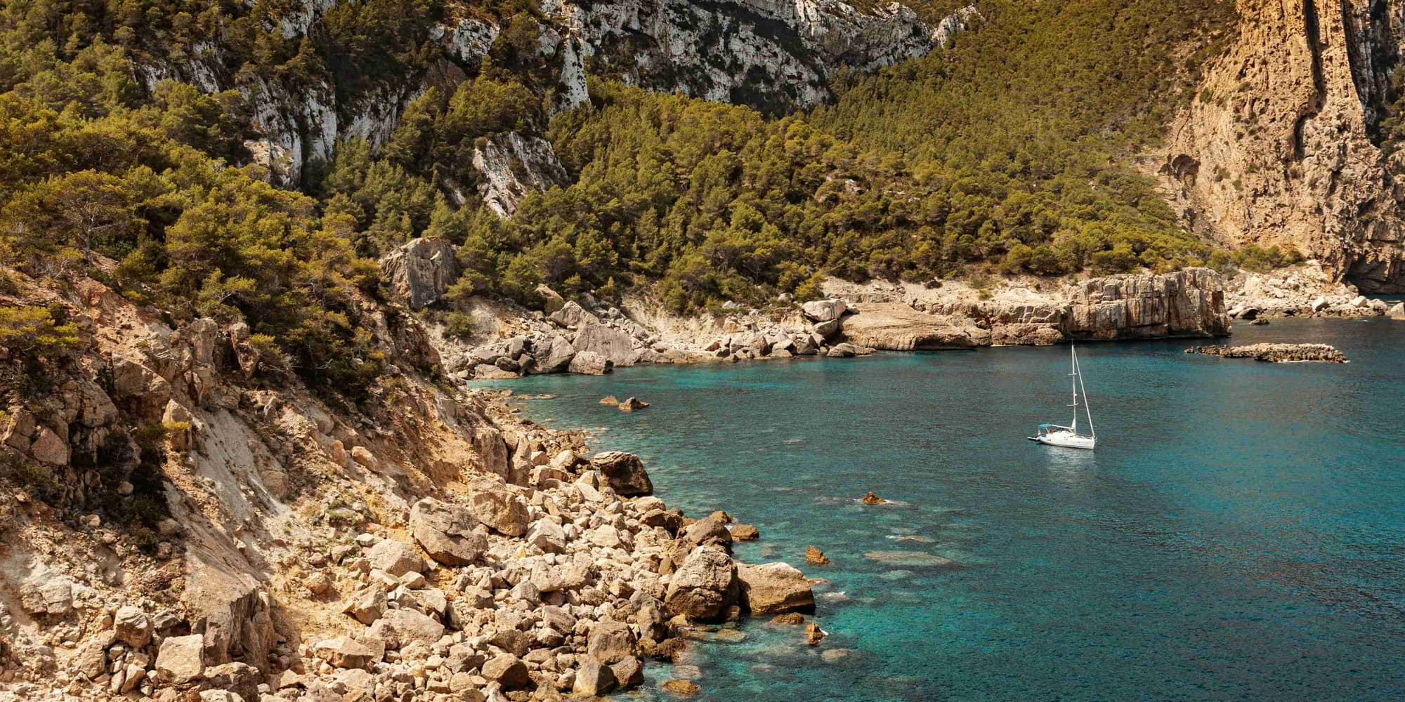 DÍA 1: LLEGADA A IBIZA – EMBARQUE Y NAVEGACIÓN A FORMENTERA