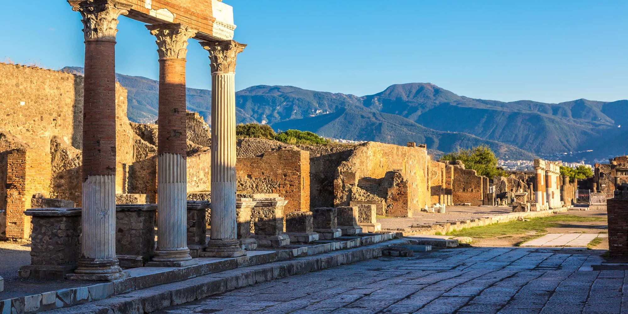 DÍA 3: POMPEYA – CASERTA – NÁPOLES