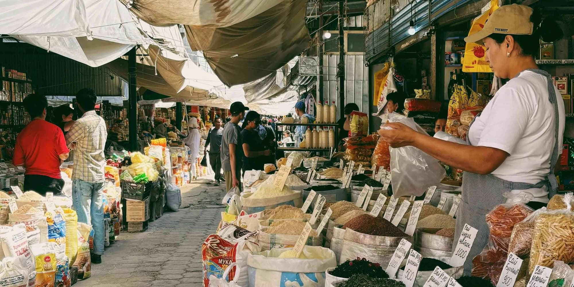 JOUR 1 : ARRIVÉE À MEDAN – CULTURE LOCALE ET GASTRONOMIE DE RUE