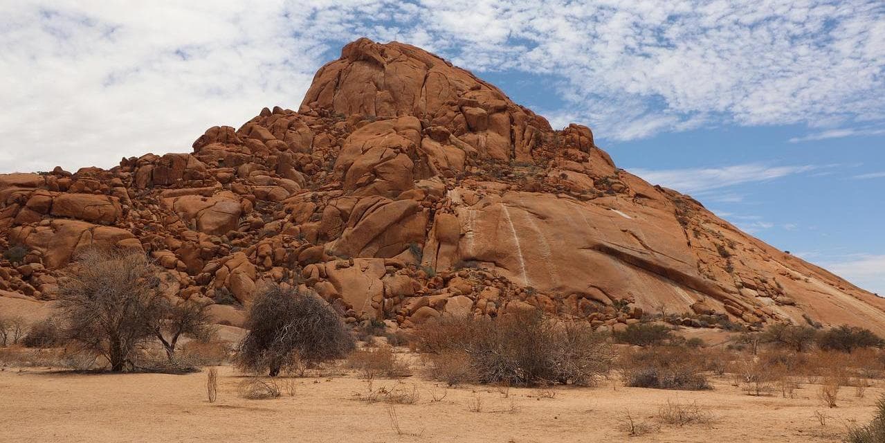 6º GIORNO: Damaraland - Rock Arch - Spitzkoppe - Twifelfontein - Montagna Bruciata