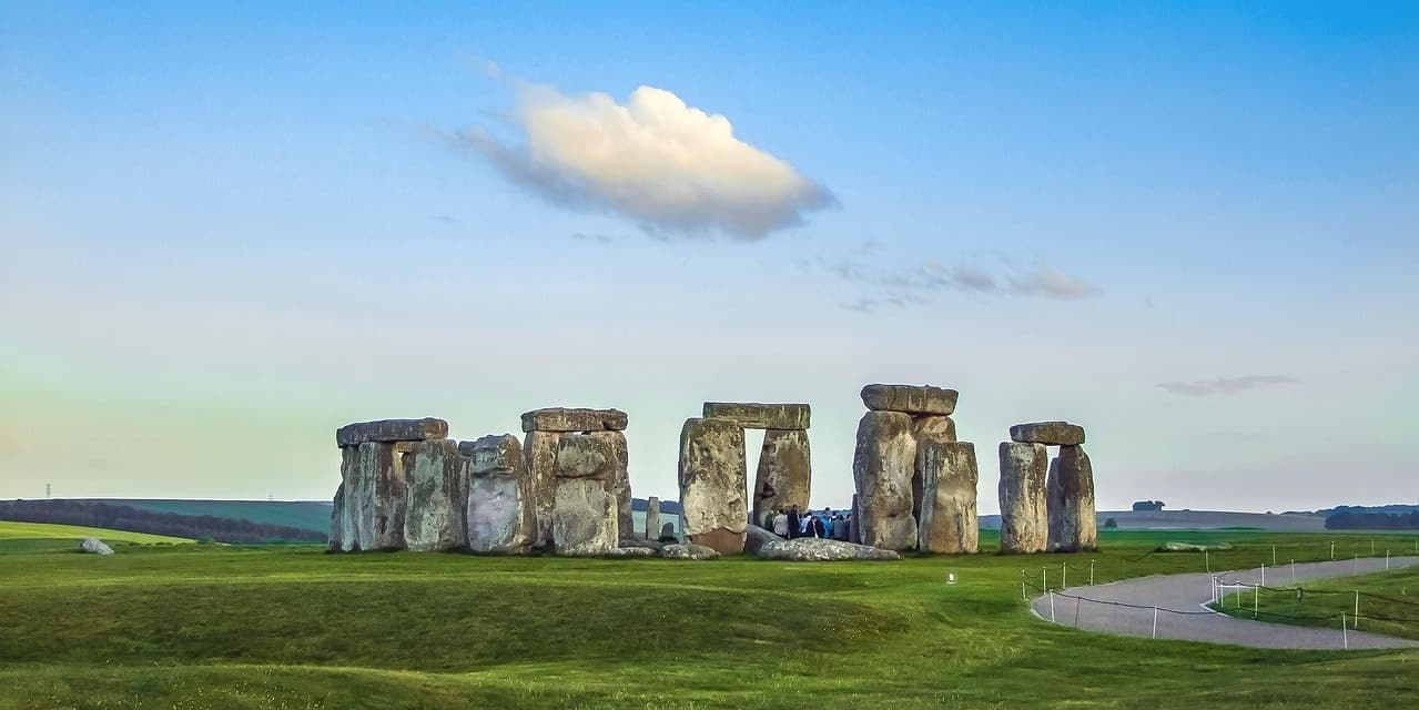 DÍA 02 – SÁBADO - LONDRES - CARDIFF