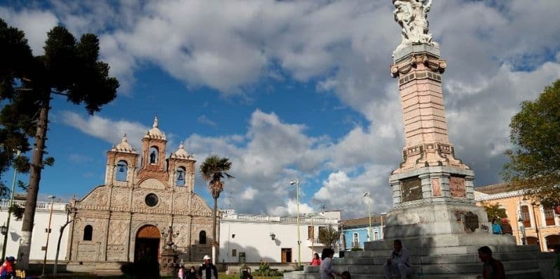 Día 4.    QUITO – AVENIDA DE LOS VOLCANES - RIOBAMBA (6h)