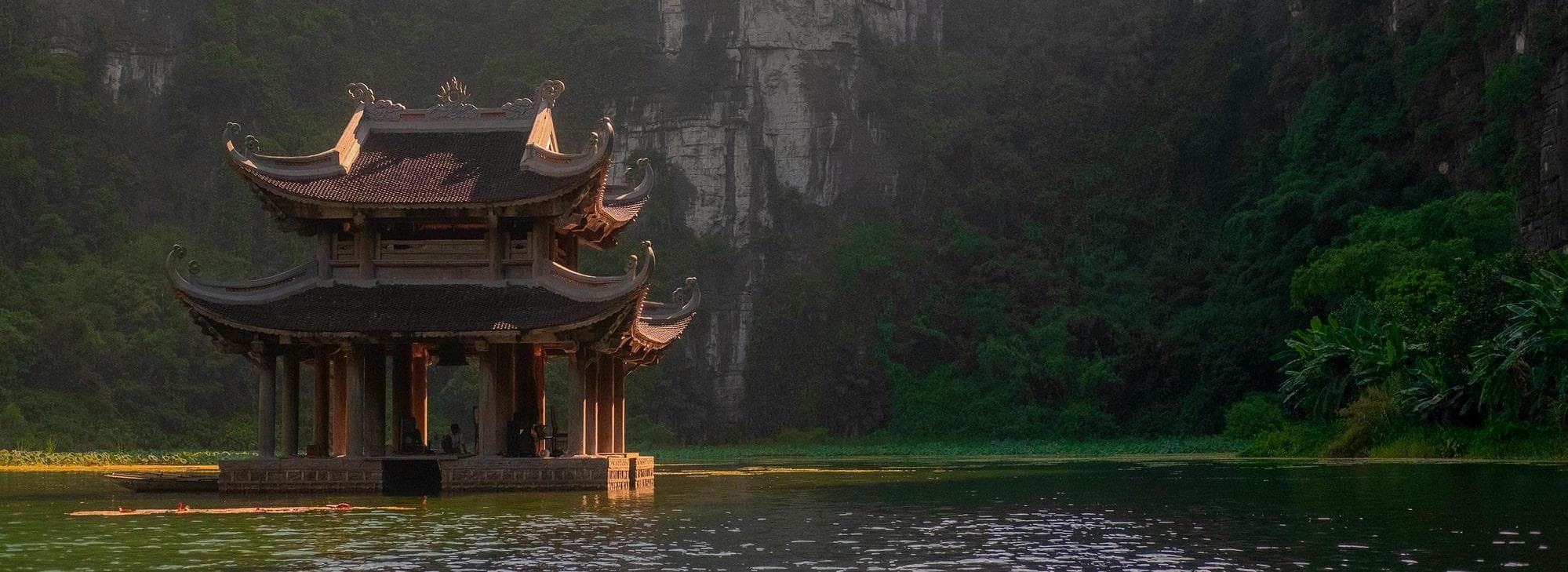 Una pagoda in un laghetto naturale in Vietnam