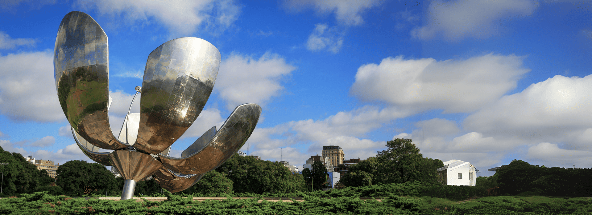 Escultura Floralis Genérica en Buenos Aires con cielo parcialmente nublado