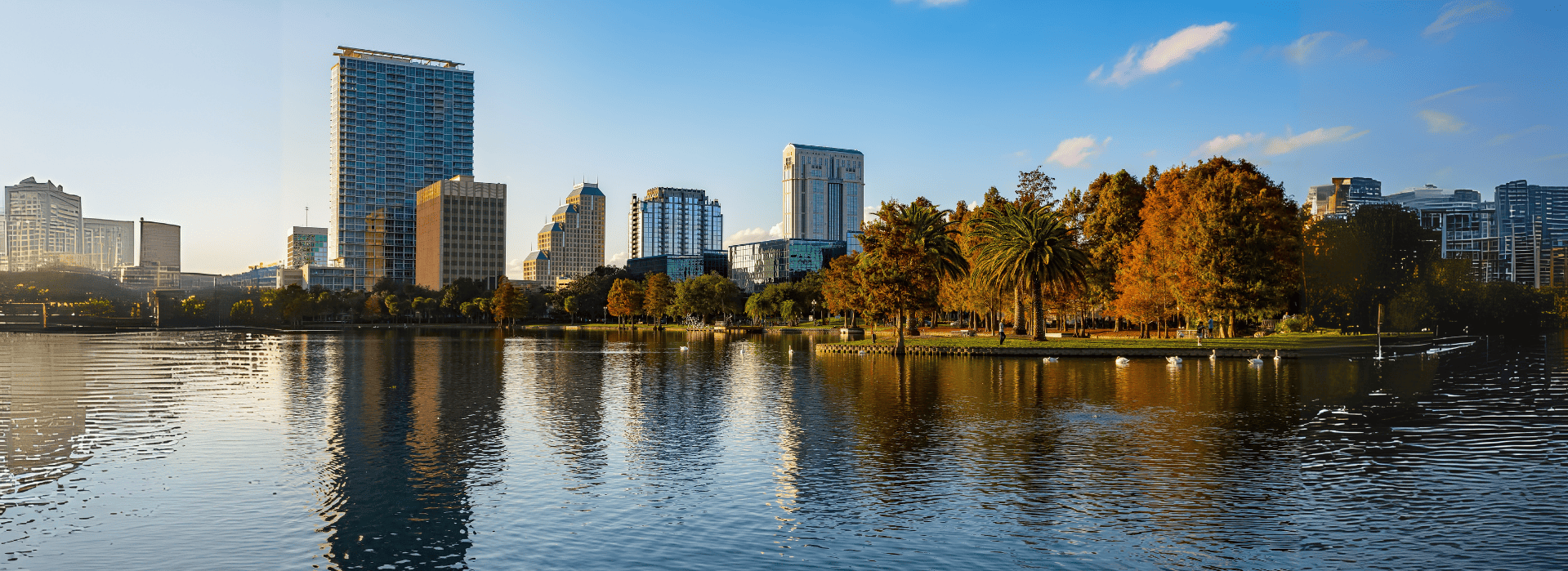 Vista panorámica del centro de Orlando reflejado en el Lago Eola al atardecer