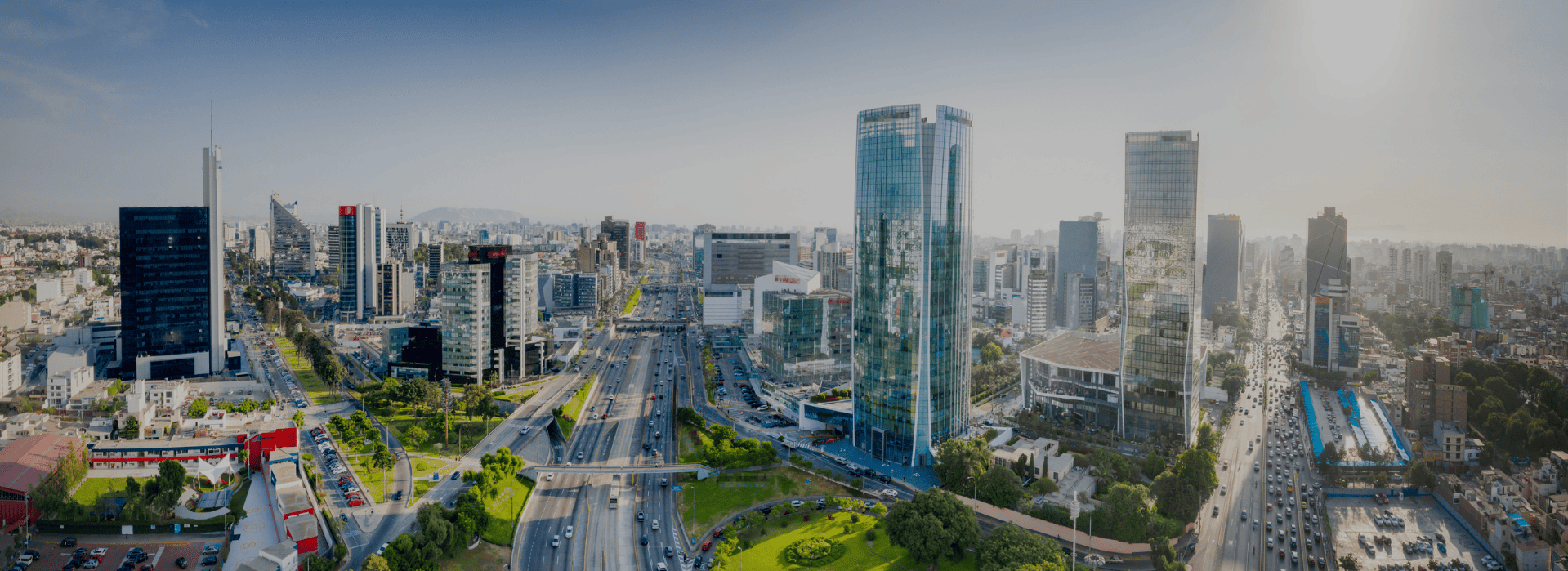 Vista panorámica del centro financiero de Lima con edificios modernos y avenidas principales