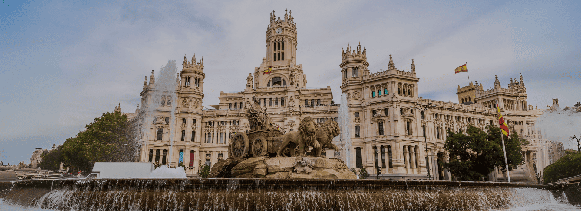Fuente de Cibeles frente al Palacio de Cibeles en el centro de Madrid, España