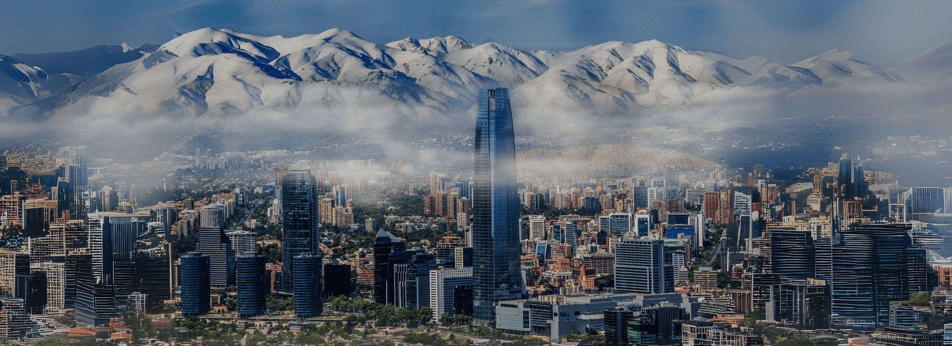 Vista panorámica de Santiago de Chile con la Torre Costanera y la cordillera de los Andes nevada al 