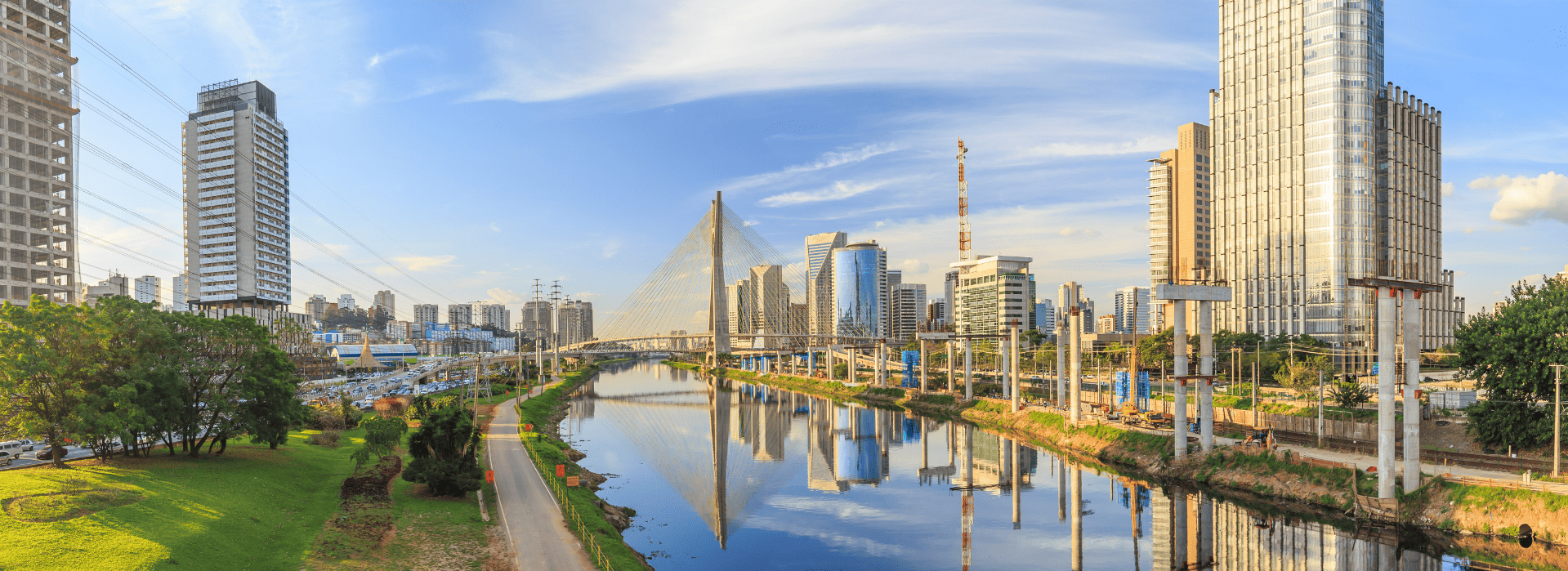 Vista panorámica del Puente Octávio Frias y skyline de São Paulo, Brasil