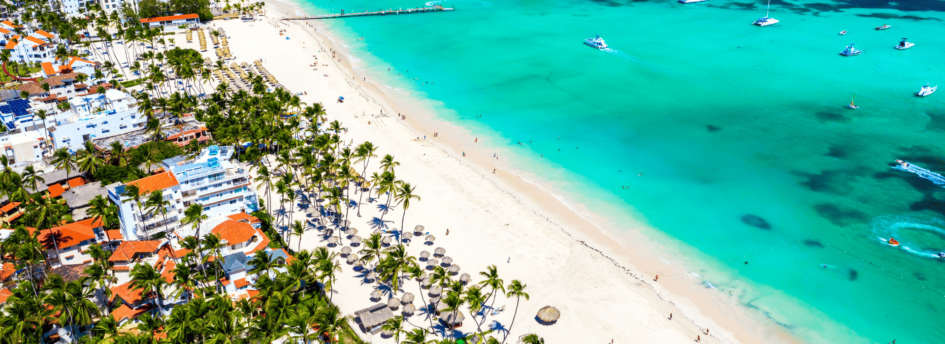 Vista aérea de las playas de Punta Cana con palmeras, arena blanca y mar turquesa