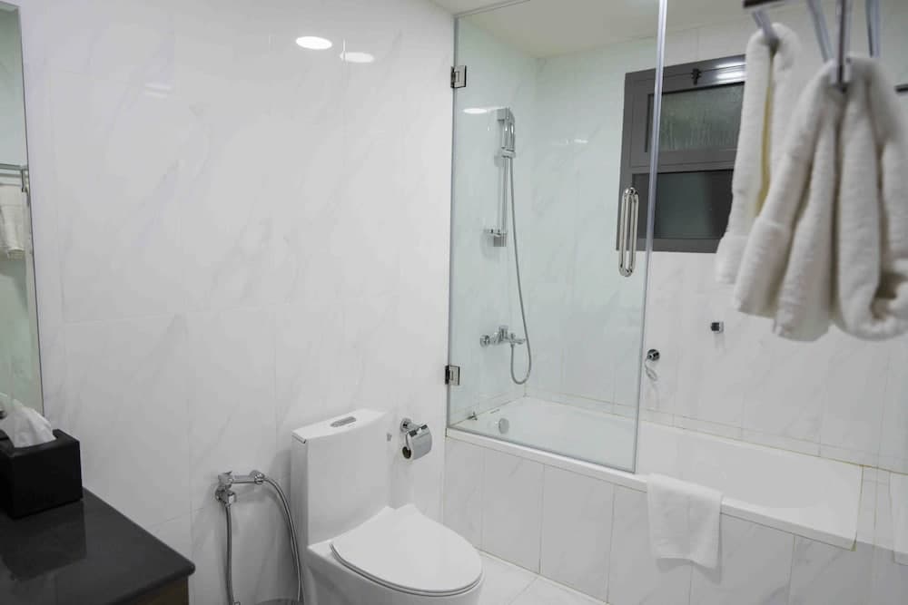 The Plaza Hotel and Resort, Bathroom