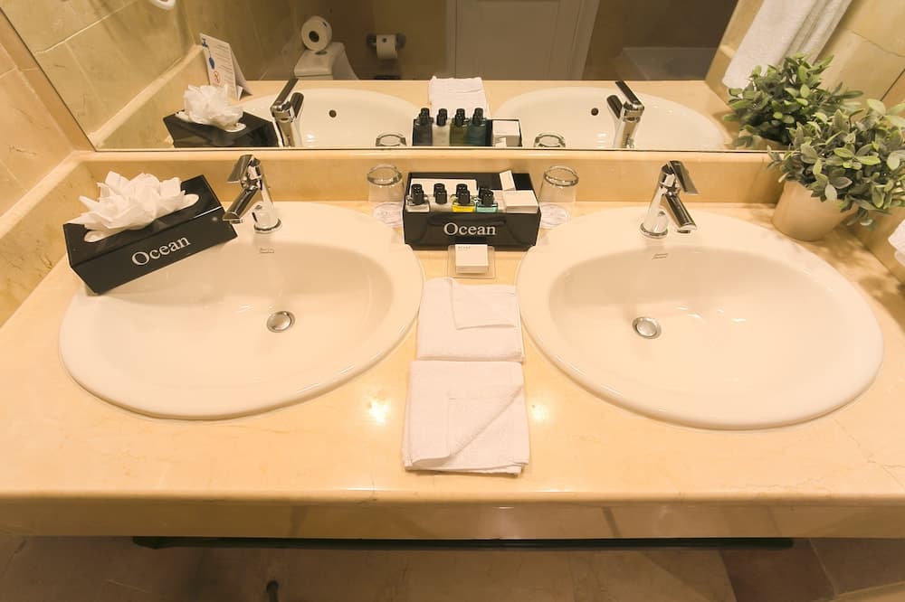 Ocean Blue & Sand Beach Resort - All Inclusive, Bathroom