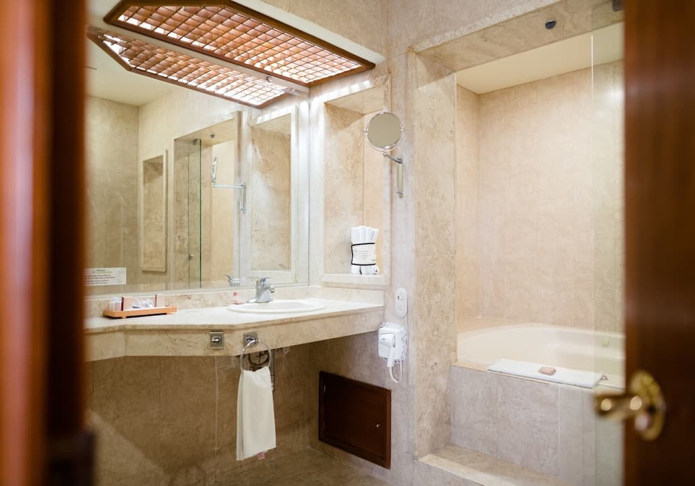 Hotel Misión Express Celaya, Bathroom