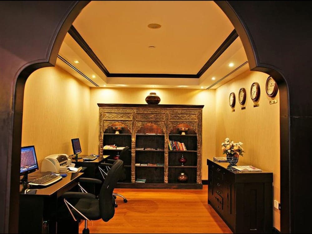 Arabian Courtyard Hotel & Spa, Business center