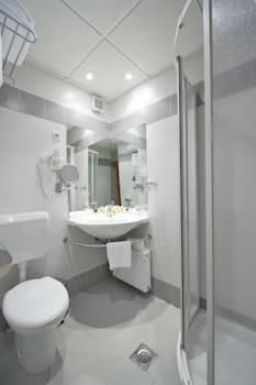 Hotel Kompas, Bathroom