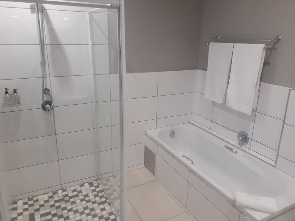 Diaz Hotel & Resort, Bathroom