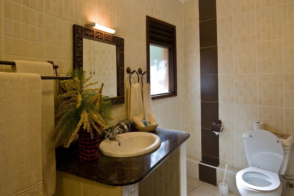 Masai Mara Sopa Lodge, Bathroom