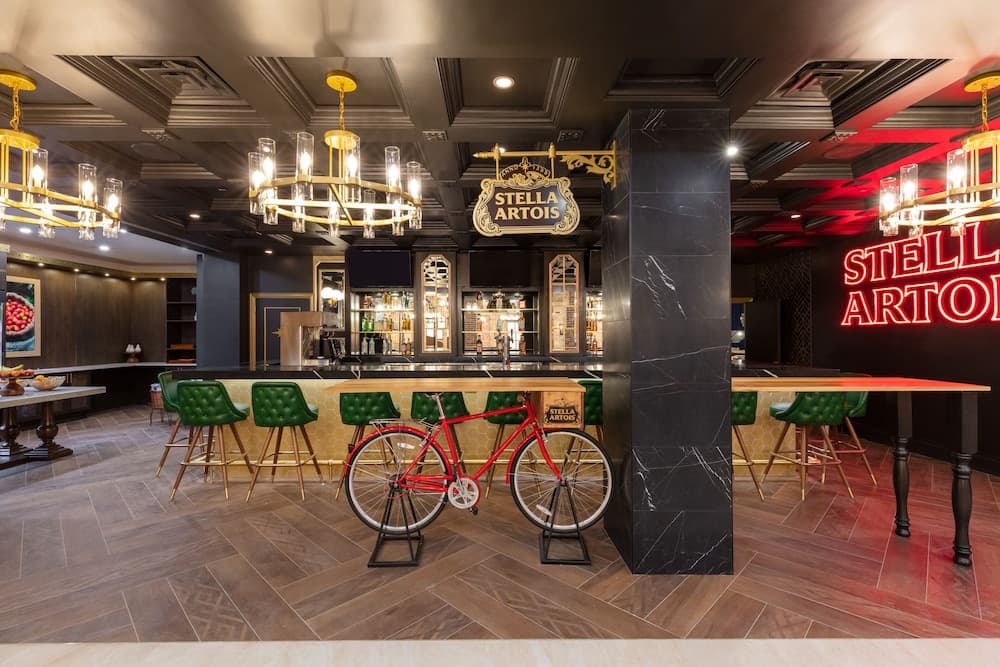 Westgate New York Grand Central, Bar (on property)