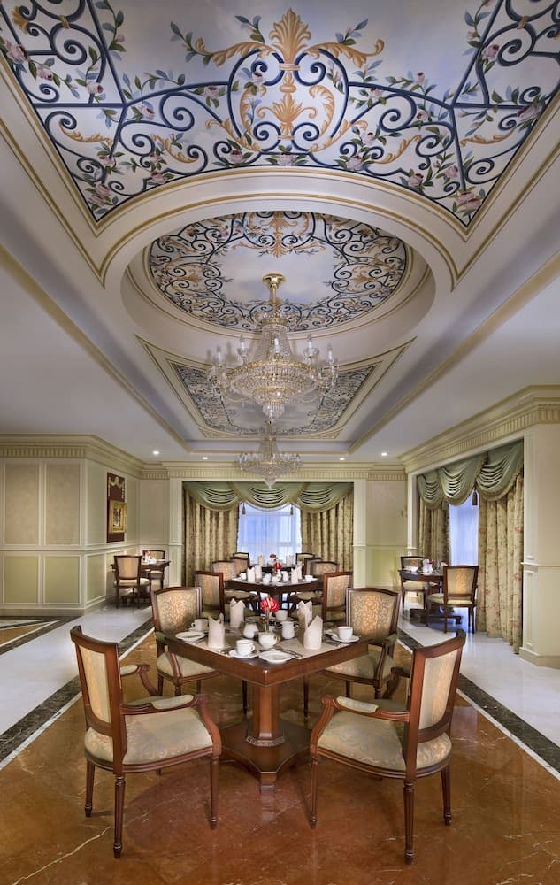 Royal Rose Hotel, Dining