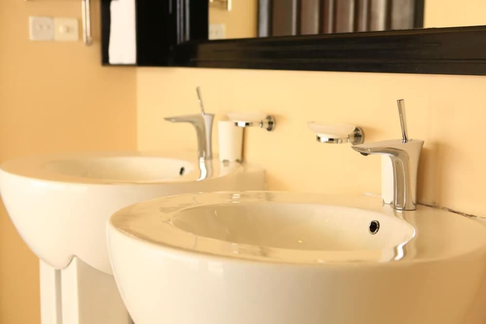 Kihaa Maldives - Trasferimenti Volo Domestico + Barca Veloce Inclusi - Airone Selection, Bathroom