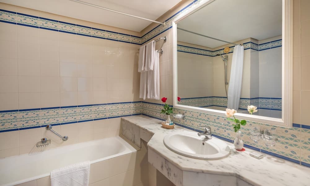 El Mouradi Port El Kantaoui, Bathroom