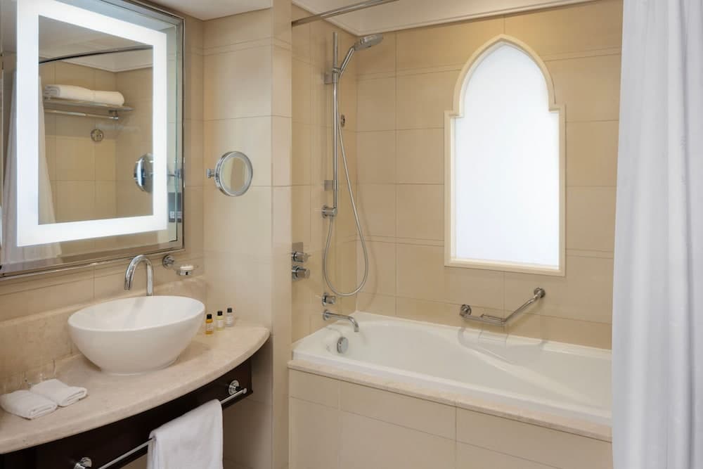 Sheraton Oman Hotel, Bathroom