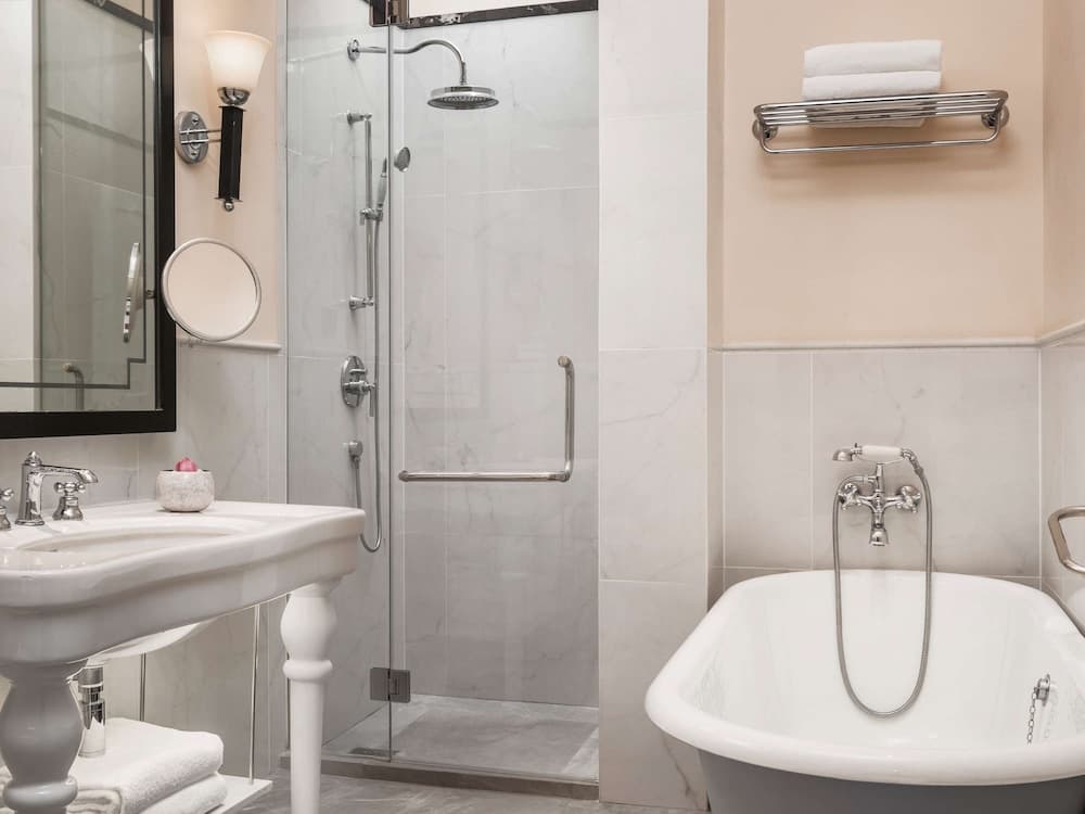Raffles Hotel Le Royal, Bathroom