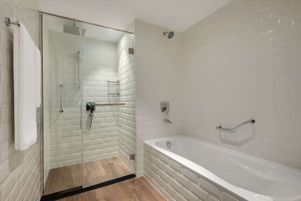 Wyndham Garden Muscat Al Khuwair, Bathroom