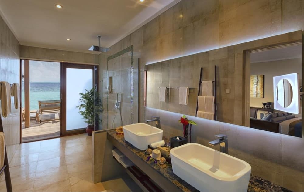 Hurawalhi Island Resort, Bathroom