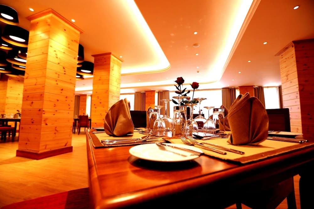 Araliya Red, Business Center