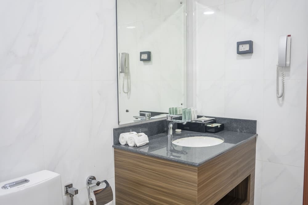 The Plaza Hotel and Resort, Bathroom