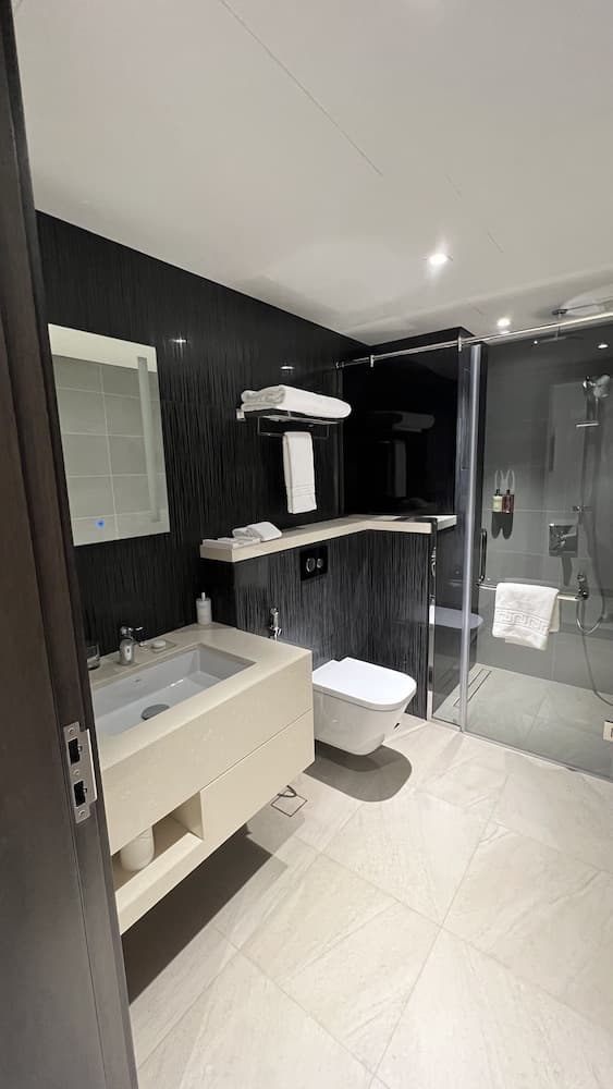 Citadines Al Ghubrah Muscat, Bathroom