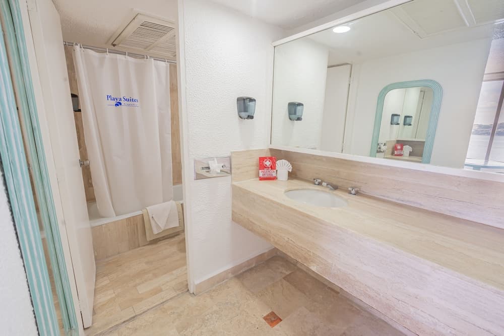 *Playa Suites, Bathroom