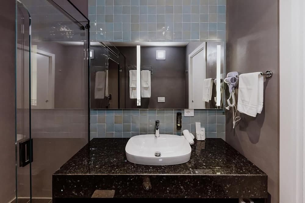 Hotel Habitat Tirana 4*, Bathroom