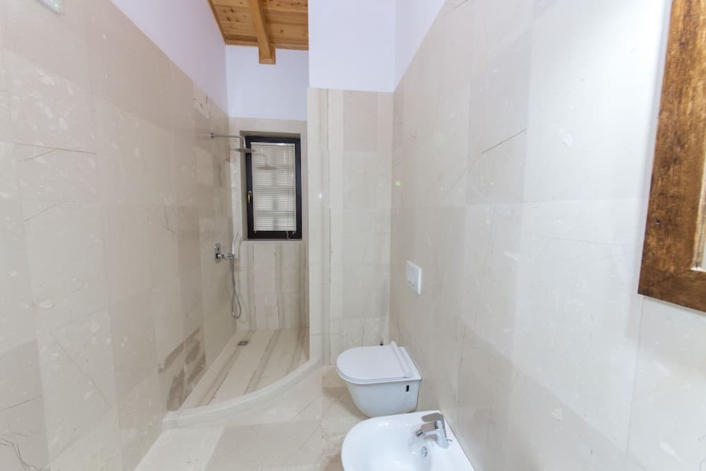 Hotel Onufri 4*, Bathroom