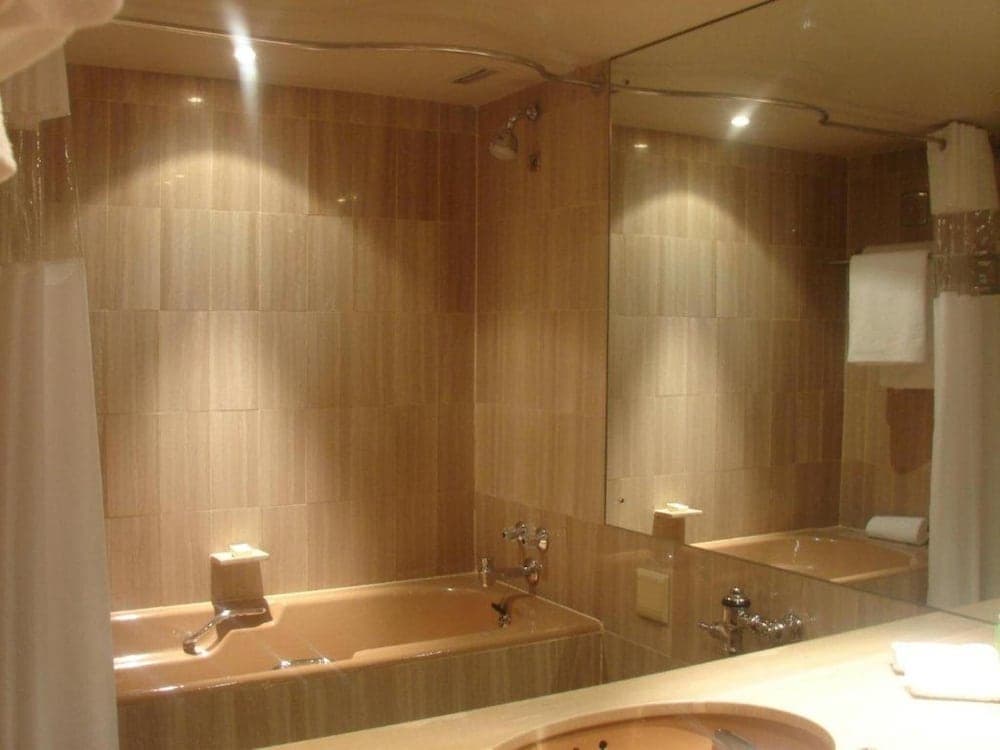 Southern Sun Cape Sun, Bathroom