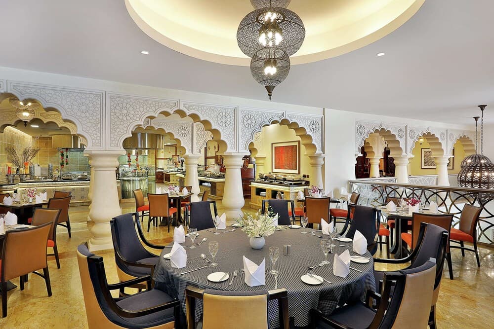 Hilton Suites Makkah, Restaurant