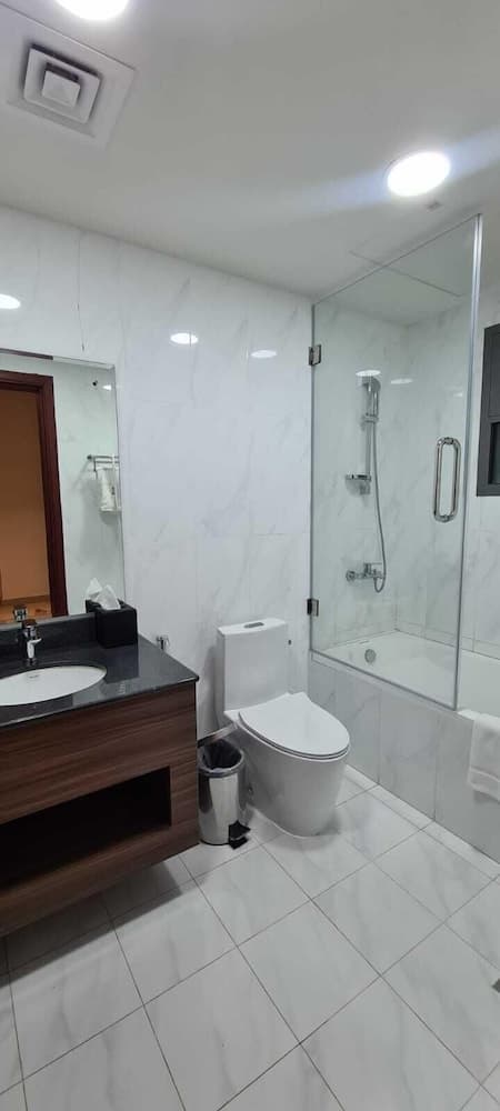 The Plaza Hotel and Resort, Bathroom