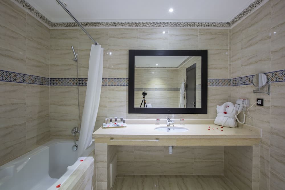Hotel Riad Ennakhil & Spa 5 (DWO Marrakech Ennakhil), Bathroom