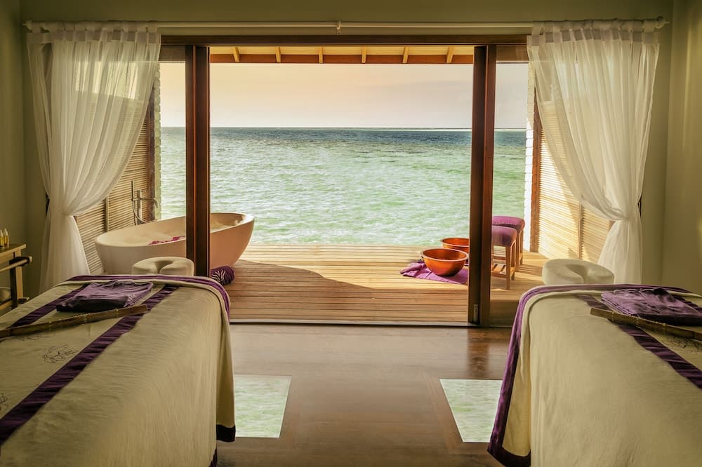 Hurawalhi Island Resort, Treatment room