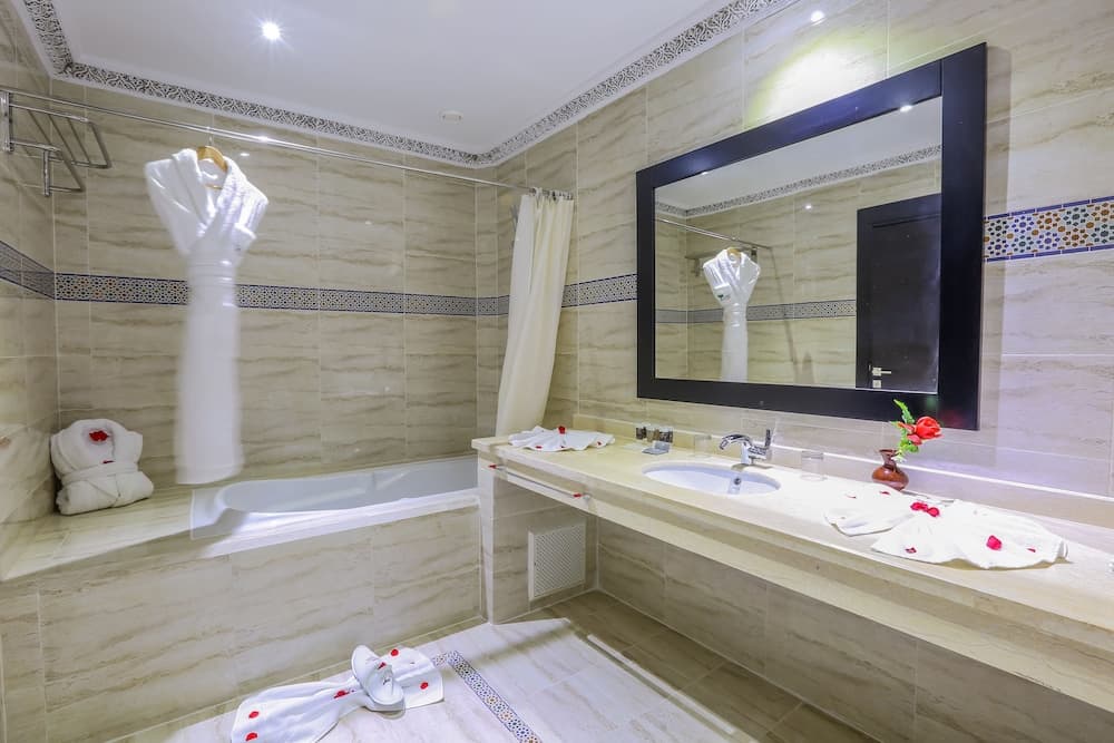 Hotel Riad Ennakhil & Spa 5 (DWO Marrakech Ennakhil), Bathroom