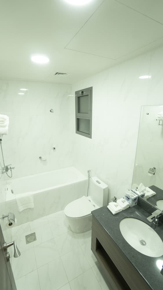 The Plaza Hotel and Resort, Bathroom