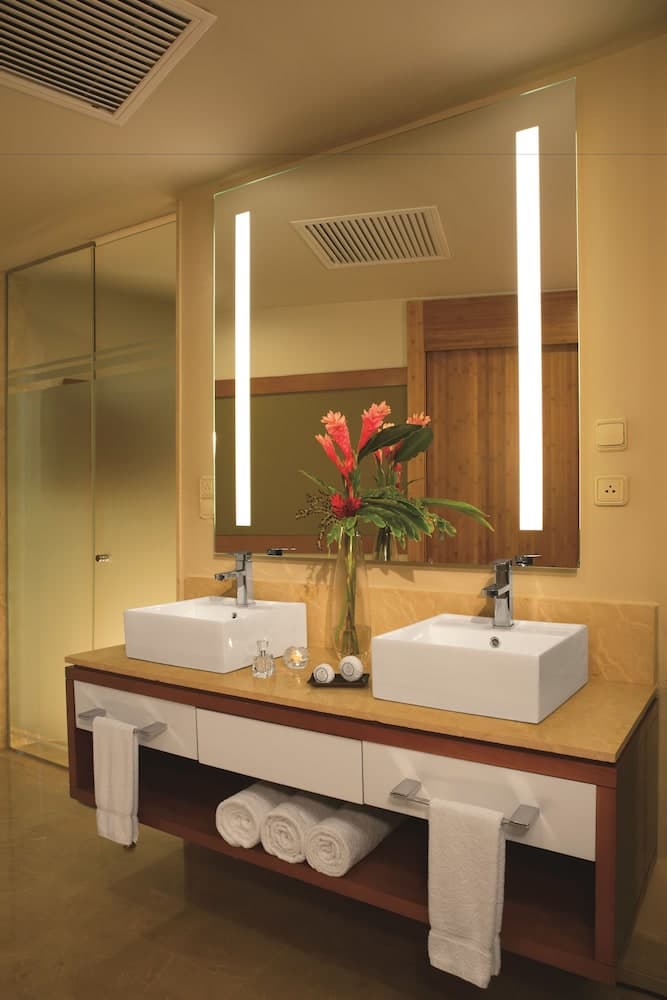 Dreams Onyx Resort & Spa All Inclusive, Bathroom