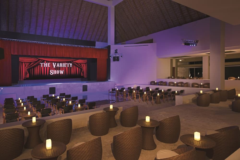Dreams Onyx Resort & Spa All Inclusive, Theater show