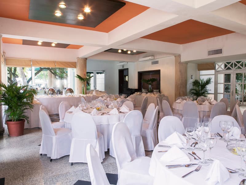 Las Americas Casa de Playa, CON