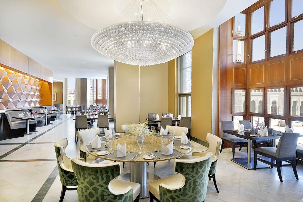 Hilton Suites Makkah, Restaurant