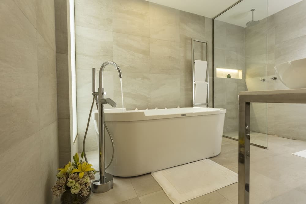 Cosmopolitano Hotel Boutique, Deep Soaking Bathtub